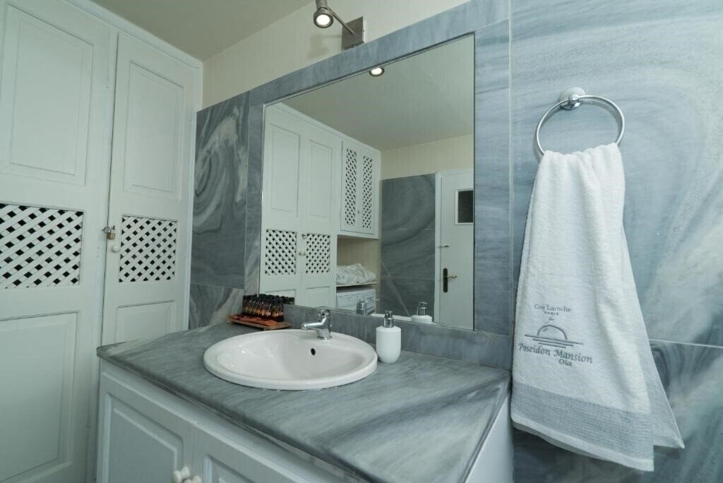 Фотография Poseidon Mansion 4*