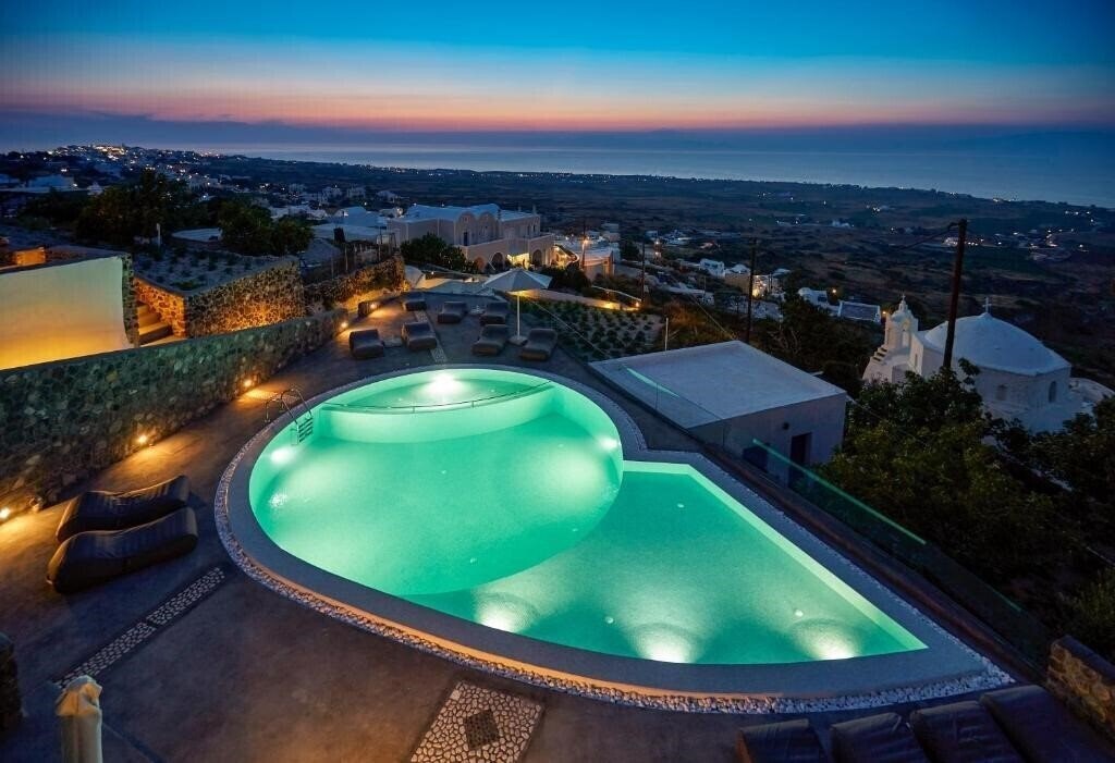 Отель Aperanto Suites 4*