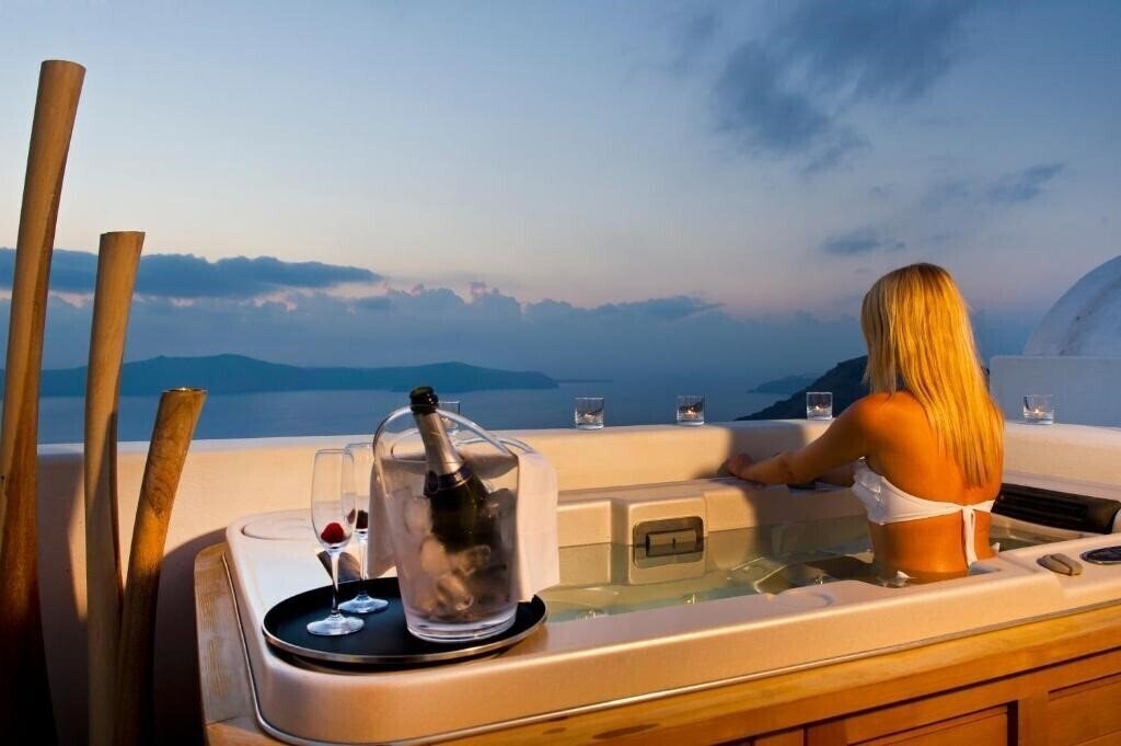 Отель Allure Suites 4*