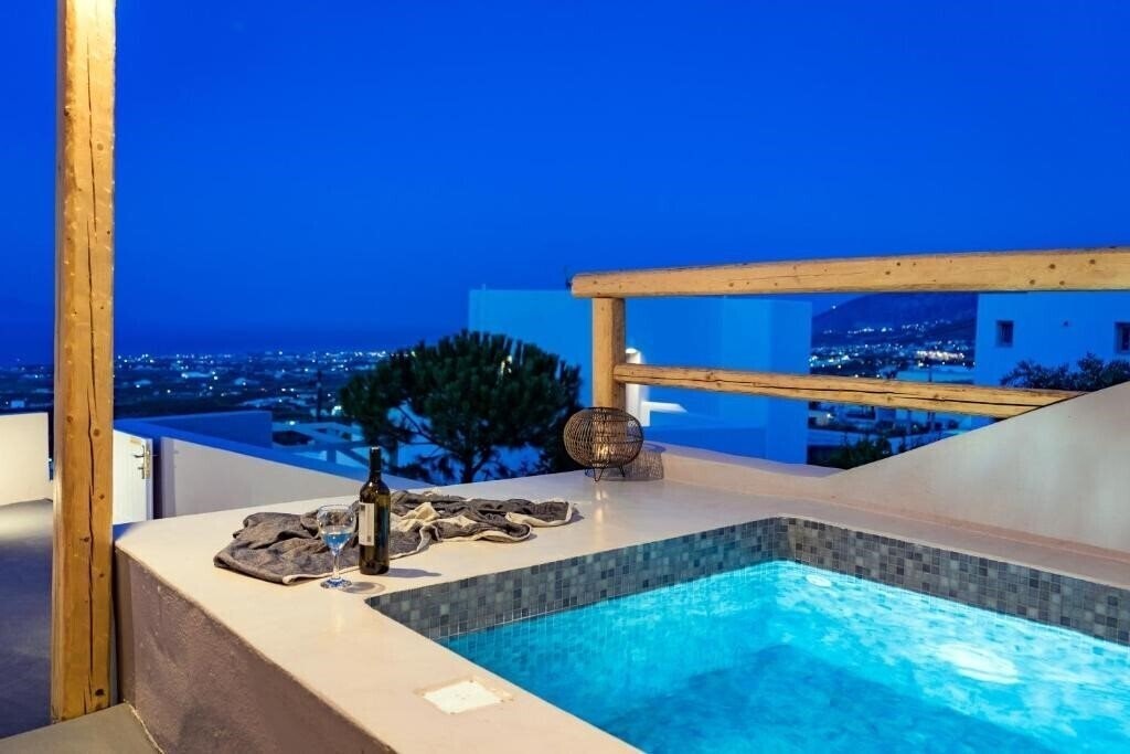 Отель Echo Suites 4*