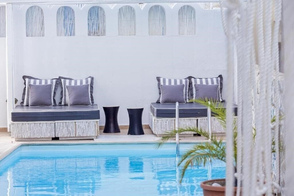 Отель Loizos Apartments 3*