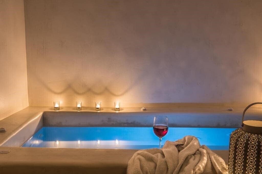 Фотография On The Rocks Hotel 4*