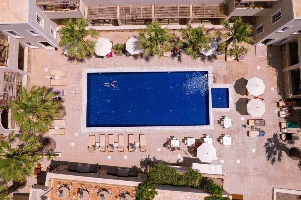 Отель Rose Bay 4*