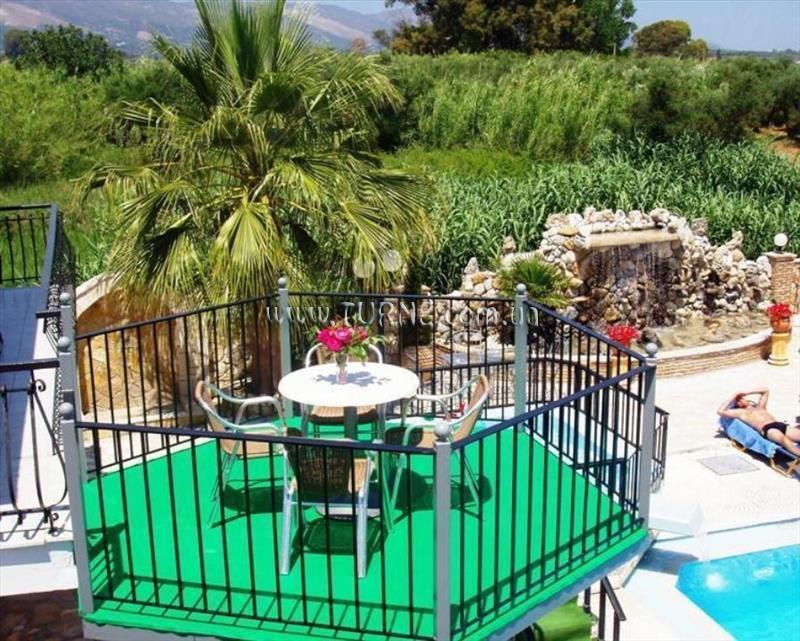 Отель Paradise Apartments 2*