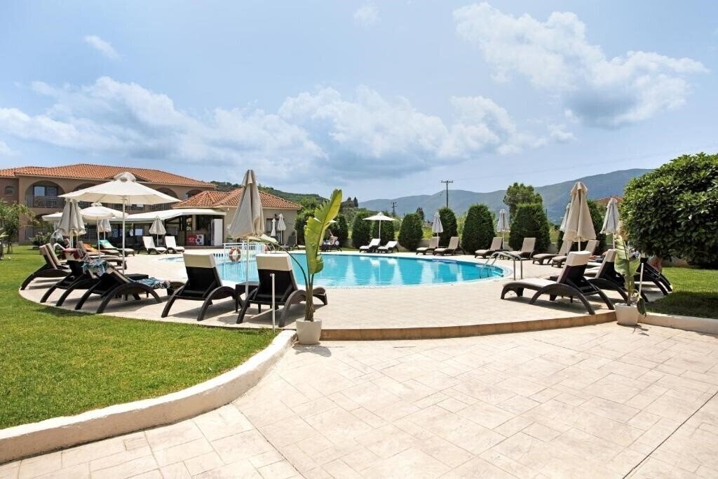 Отель Eleni'S Garden 3*