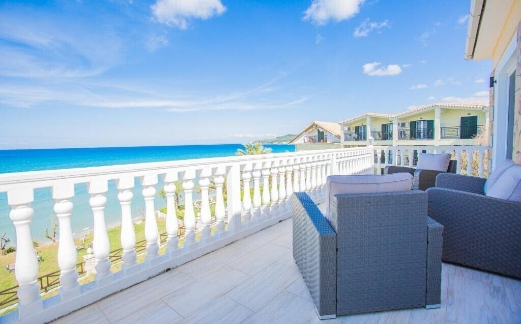 Отель Laura Beach House 3*