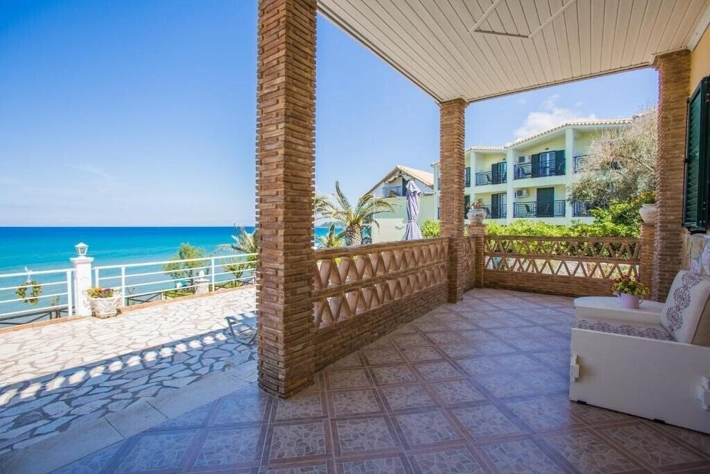 Фотография Laura Beach House 3*