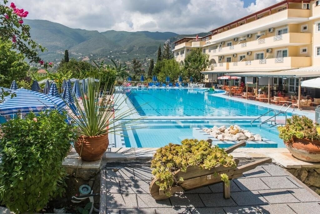 Отель Koukounaria Aparthotel & Villa 4*