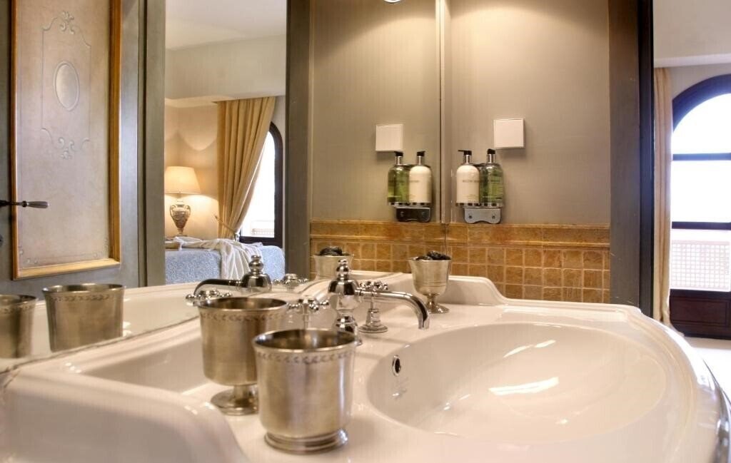 Отель Le Convivial Luxury Suites & SPA 4*