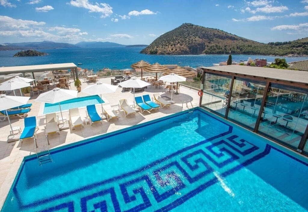 Отель John & George Hotel 3*