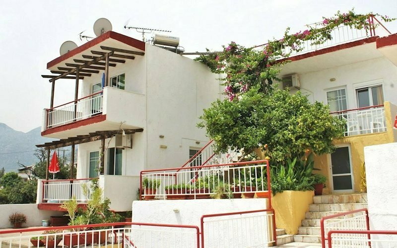 Отель Sarlot Studios 3*