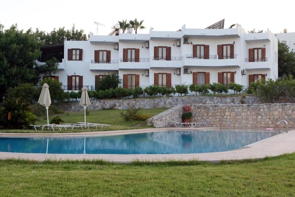 Отель Kera Apartments 3*