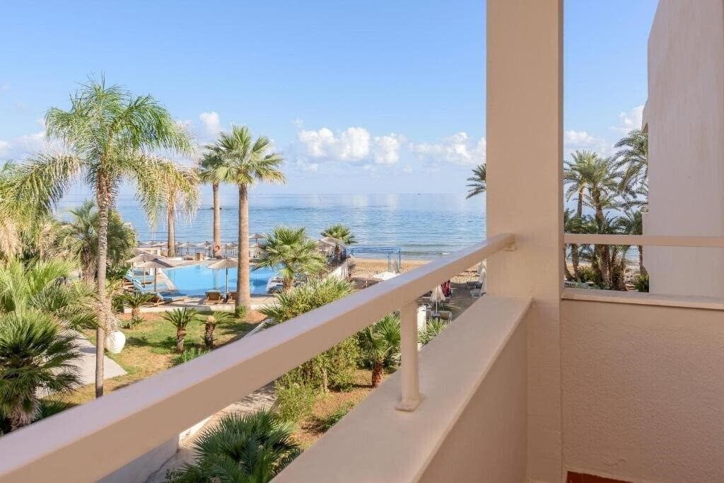 Отель Zeus Hotels Palm Beach 3*