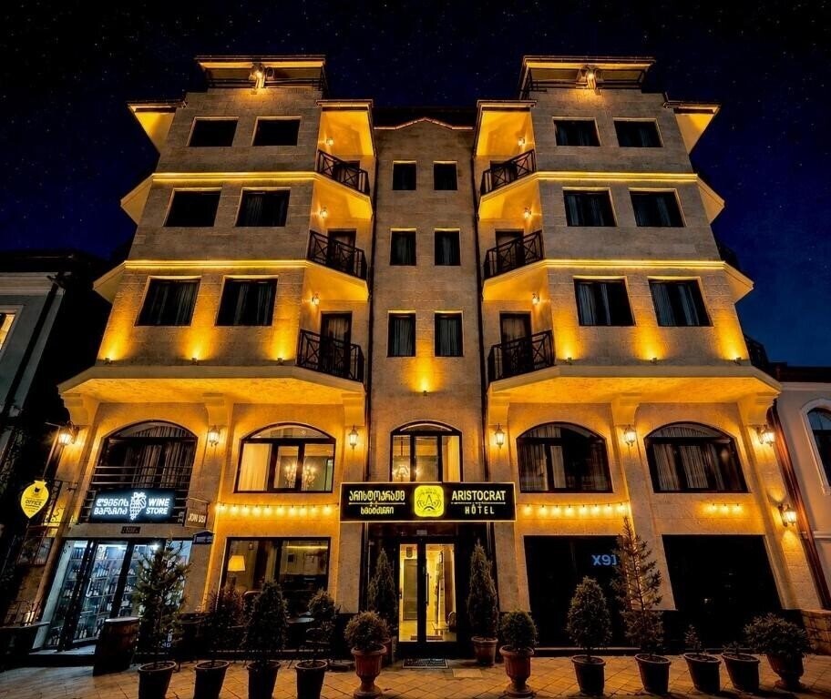 Отель Aristocrat 3*