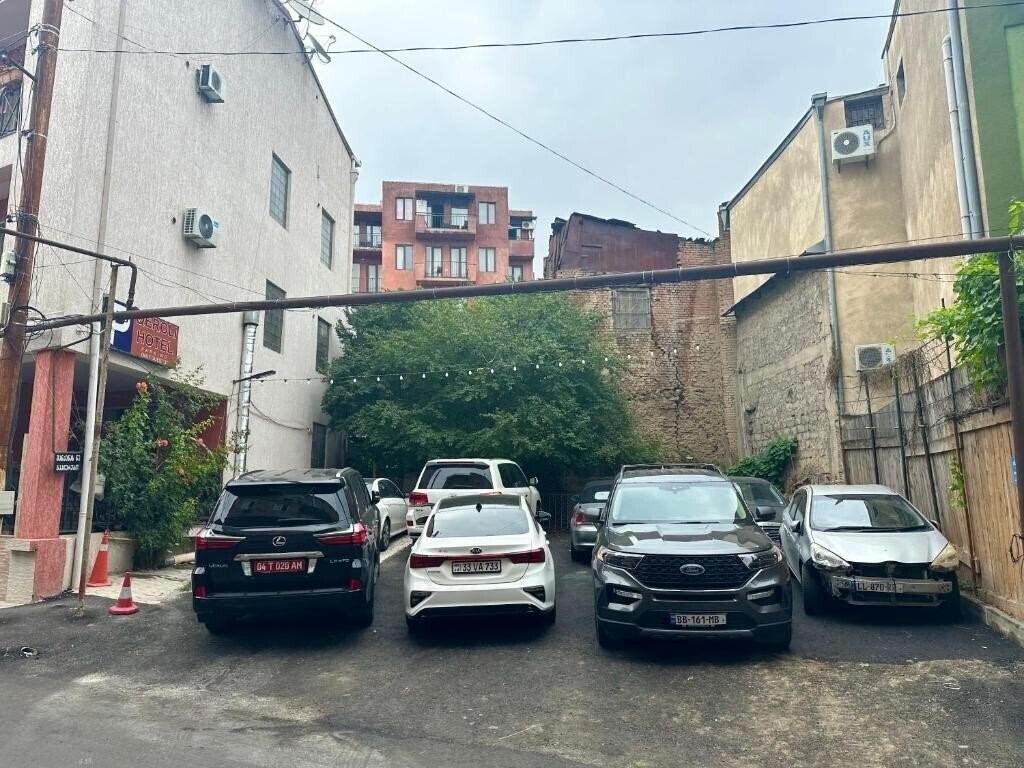 Отель Qeroli 3*