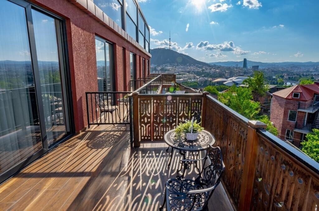 Отель Iris Hotel 4*