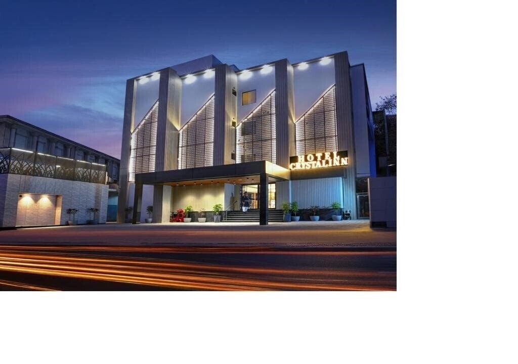 Отель Crystal Inn 3*