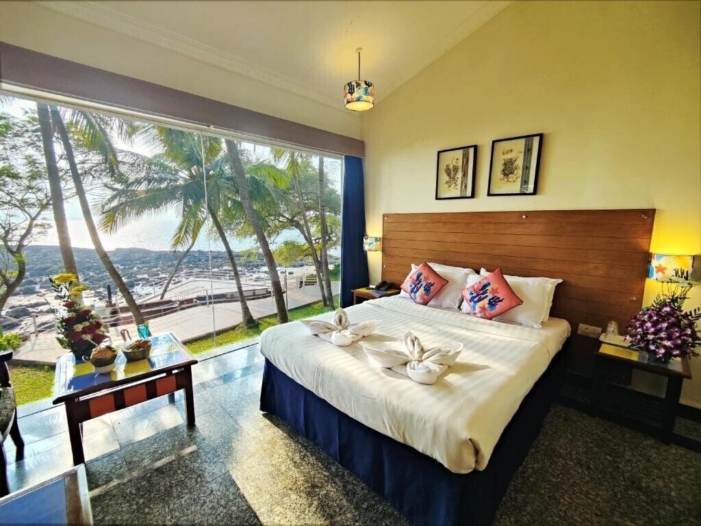 Отель Bambolim Beach Resort 3*