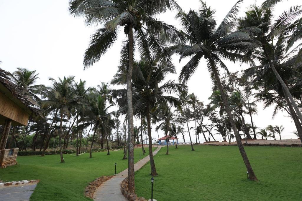 Отель Varca Palms Beach Resort 3*