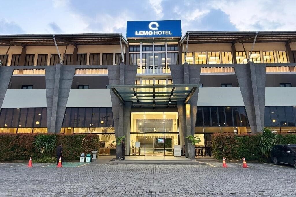 Отель Lemo Hotel Serpong 3*