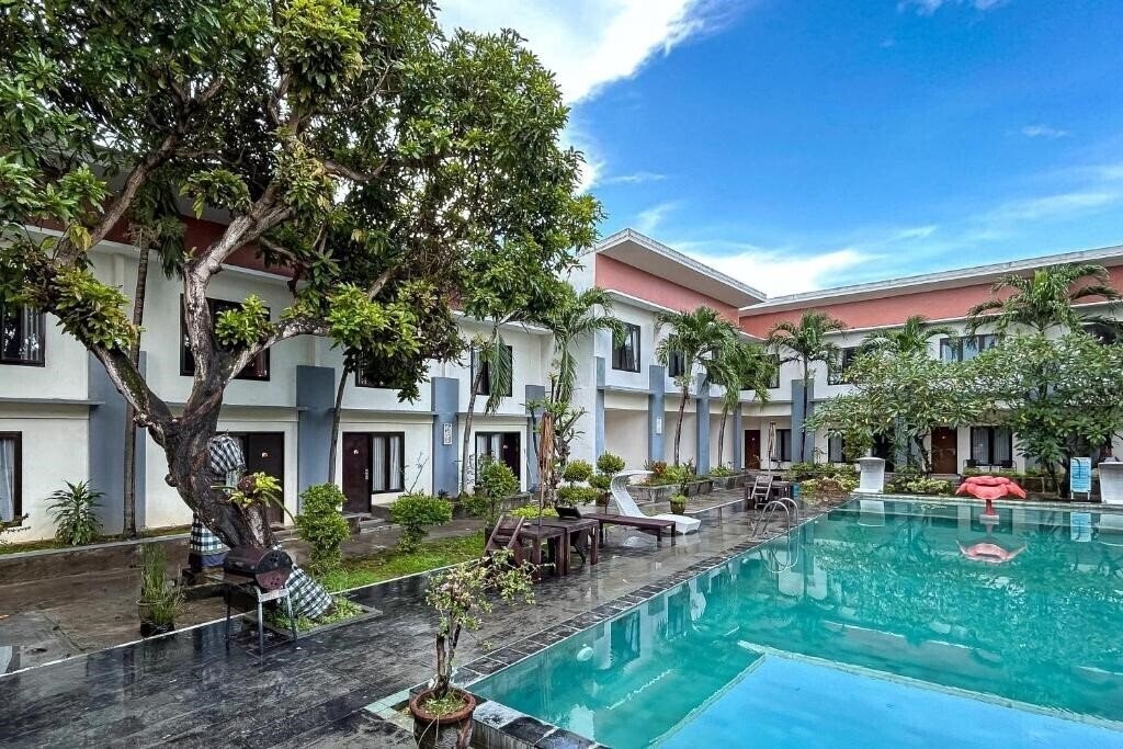 Отель Ozz Hotel Kuta Bali 2*