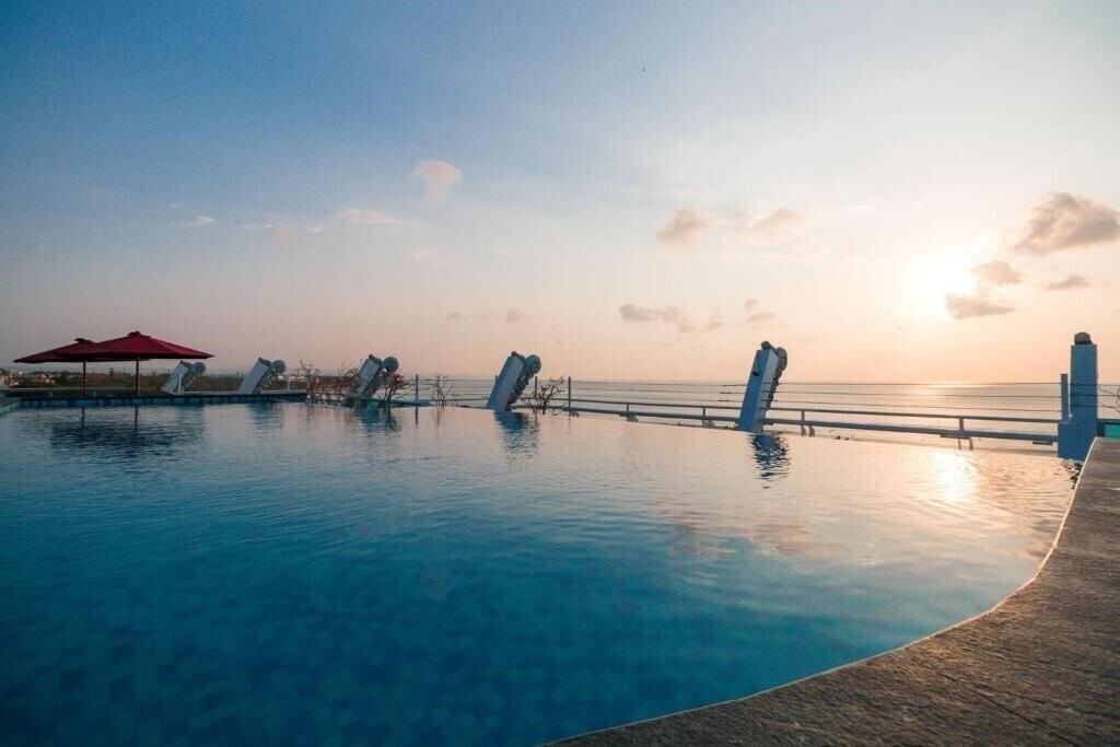 Отель Kutabex Beachfront 3*