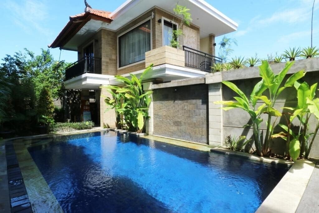 Отель Kondra Premiere Guest House Kuta 3*