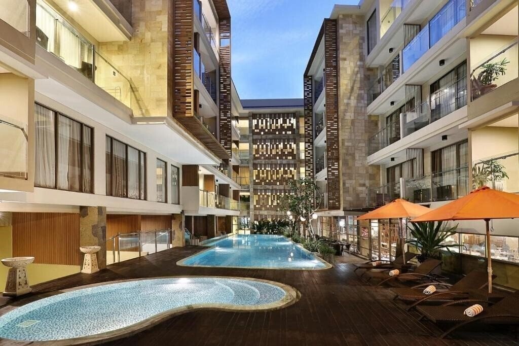 Отель The Harper Hotel Kuta 4*