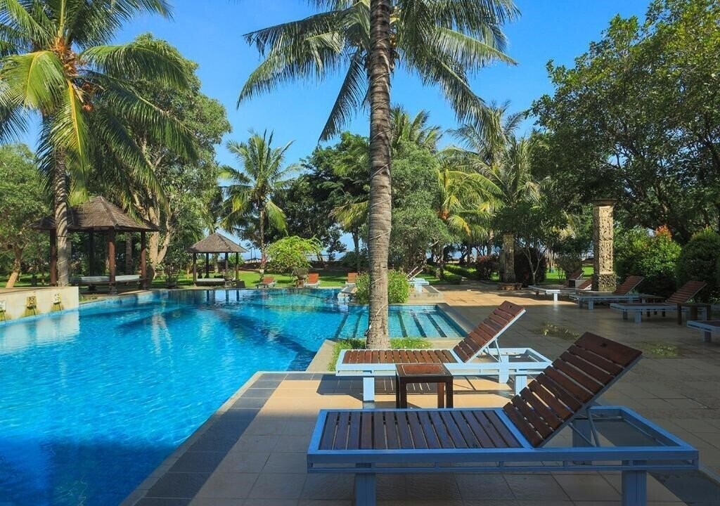 Отель Jayakarta Suites Komodo Flores 4*