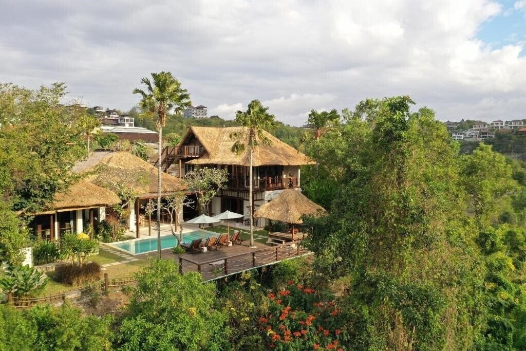 Отель Jimbaran Beach Villas By Nakula 4*