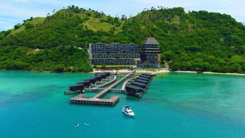 Отель Katamaran Hotel & Resort Komodo 5*