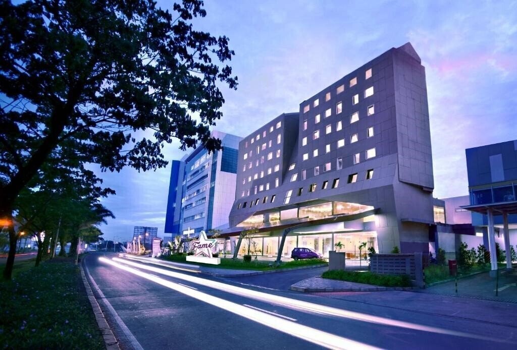 Отель Famehotel Gading Serpong 2*