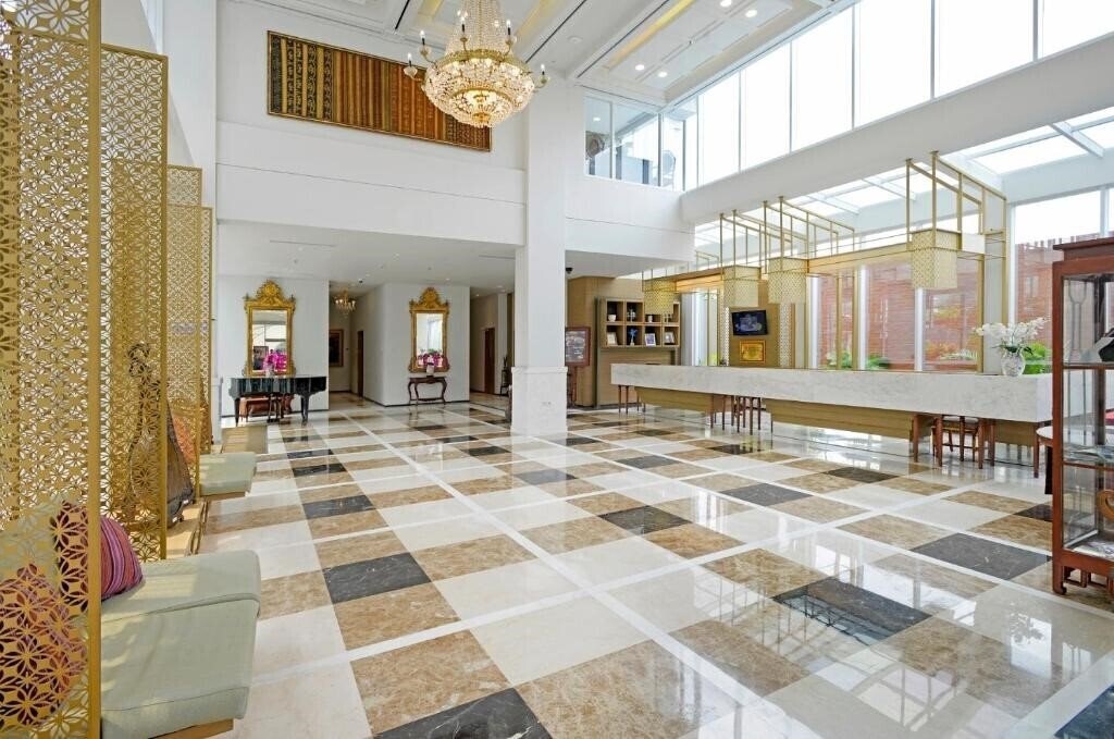 Отель La Lisa Hotel Surabaya 3*