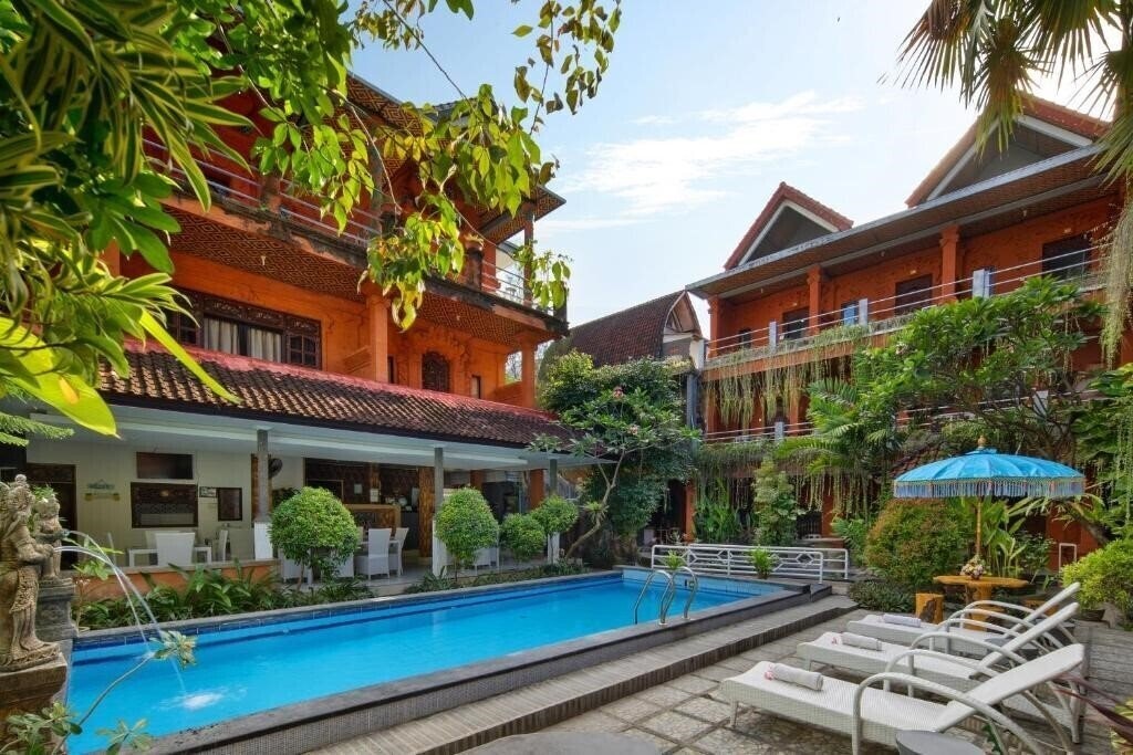 Отель Hotel Lumbung Sari Legian 4*