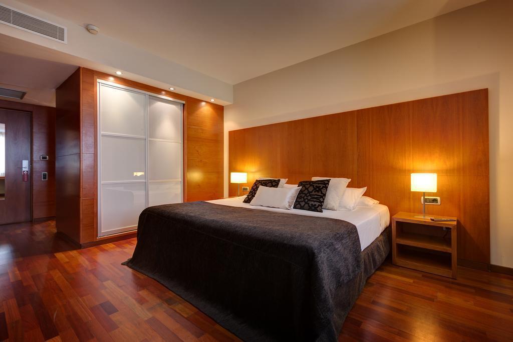 Отель Acevi Villarroel 4*