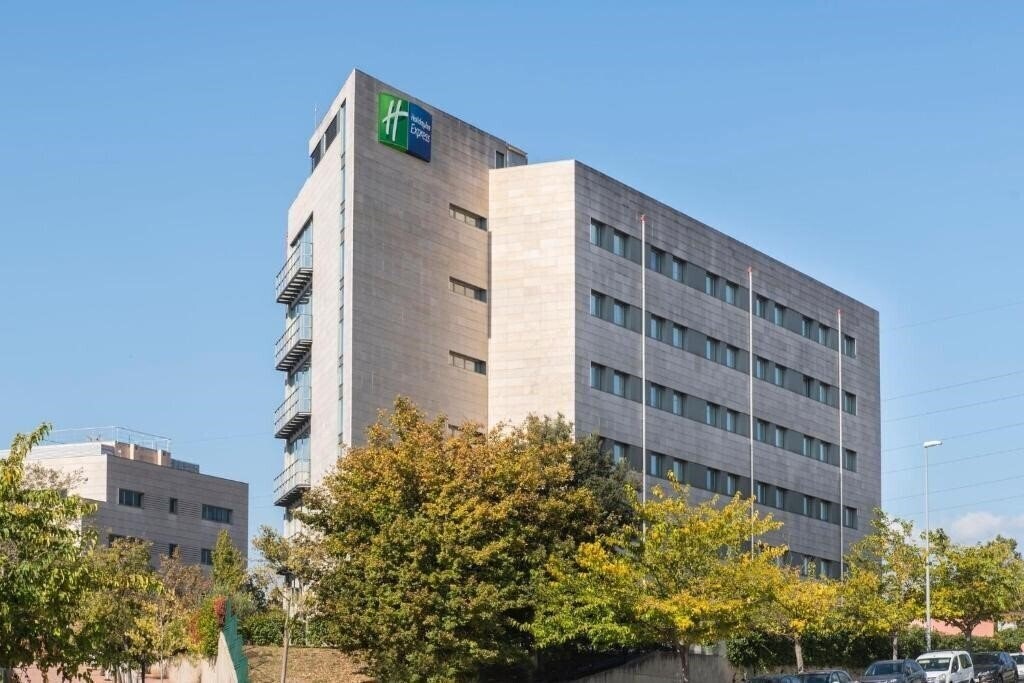 Отель Holiday Inn Express Sant Cugat 3*