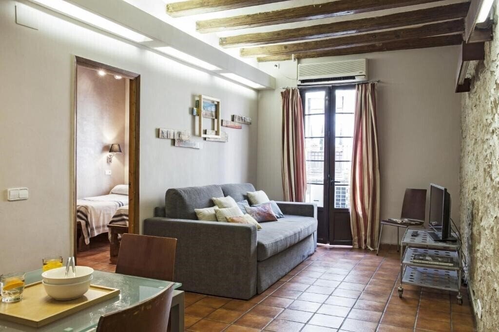Отель Ainb Las Ramblas-Guardia Apartments 3*