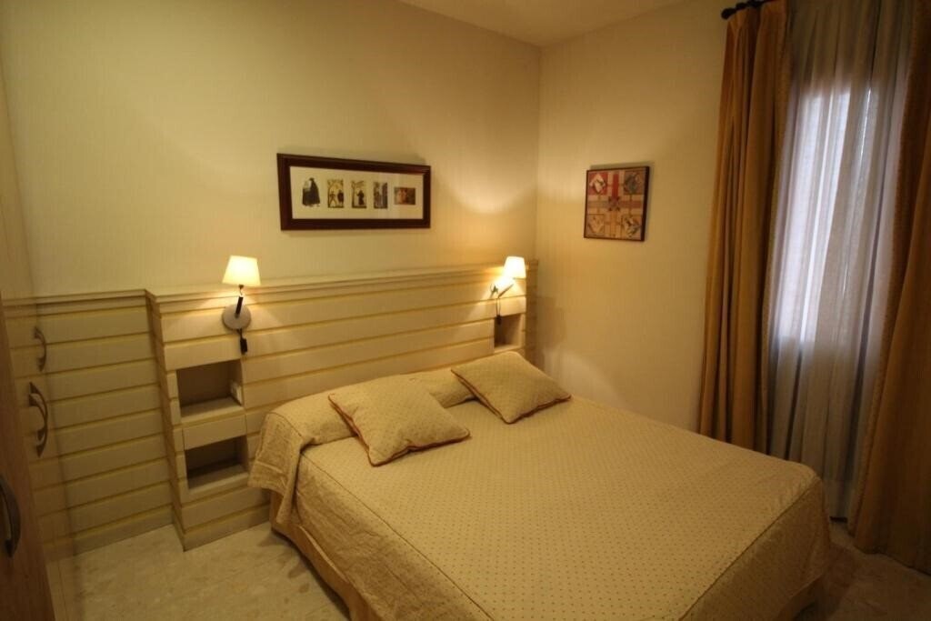 Фото Apartaments St. Jordi Comtal 3*