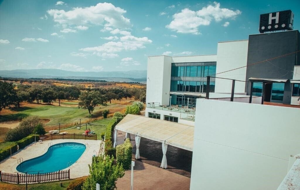 Изображение Hospedium Hotel Valles De Gredos Golf (ex. Talayuela Golf, OYO Hotel Valles de Gredos Golf) 4*