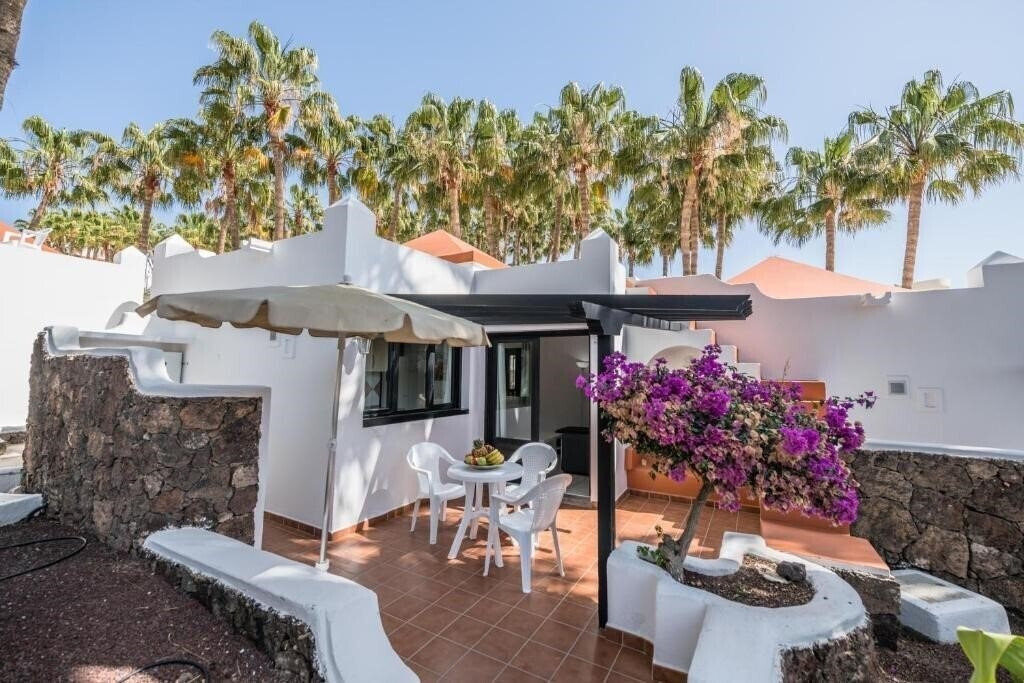 Отель Bahia Calma Beach 3*