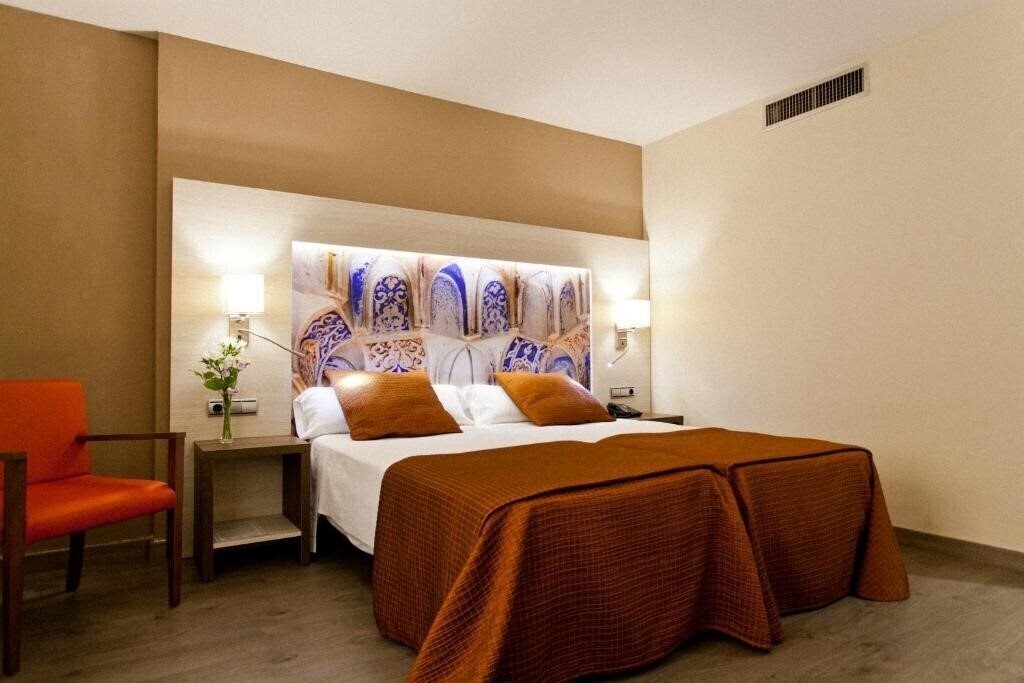 Отель Corona de Granada 4*