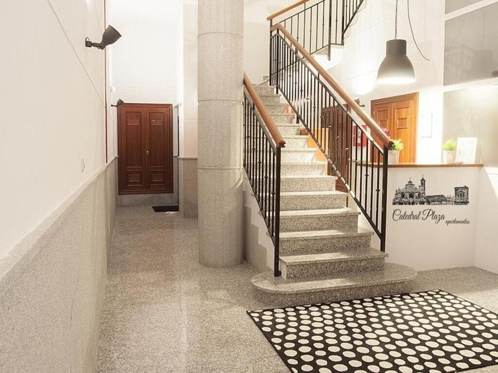 Отель Apartamentos Granada Catedral Plaza 3000 3*