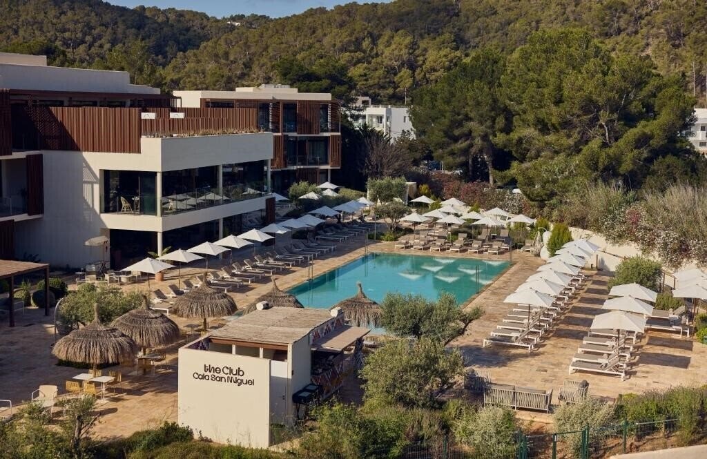 Отель The Club Cala San Miguel Hotel Ibiza, Curio Collection by Hilton 5*