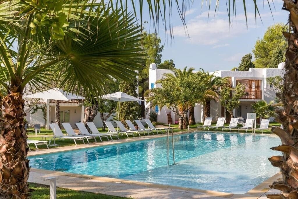 Отель Cala Llenya Resort Ibiza 4*