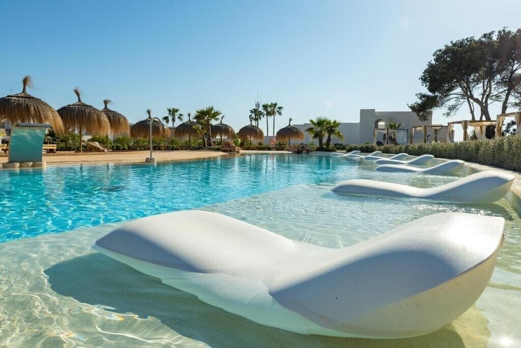 Отель Eques Petit Resort 4*