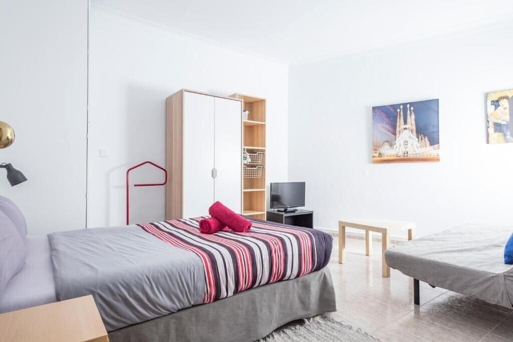 Отель Apartamentos Tarradellas 3*