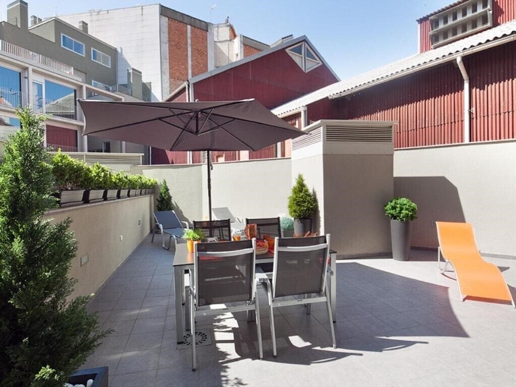 Отель Charm Suites 3*