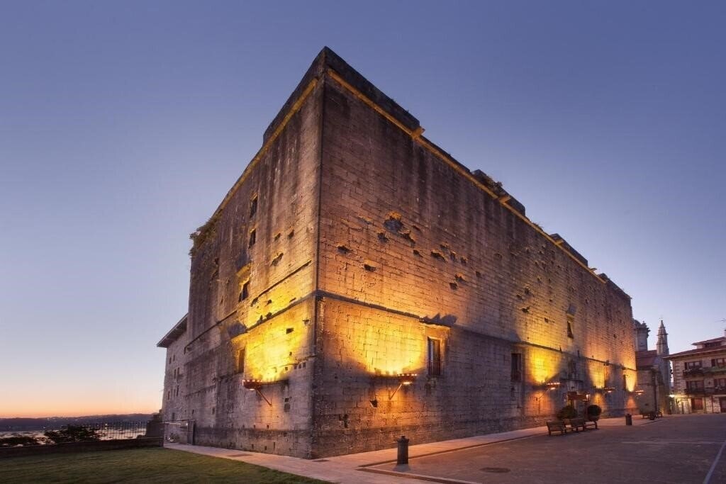 Отель Parador De Hondarribia El Emperador (ex. Parador Castillo De Carlos V) 4*