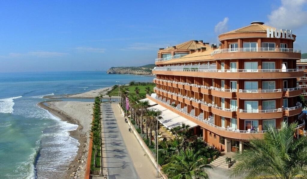 Отель Sunway Hotel & Aprt Playa Golf Sitges 4*