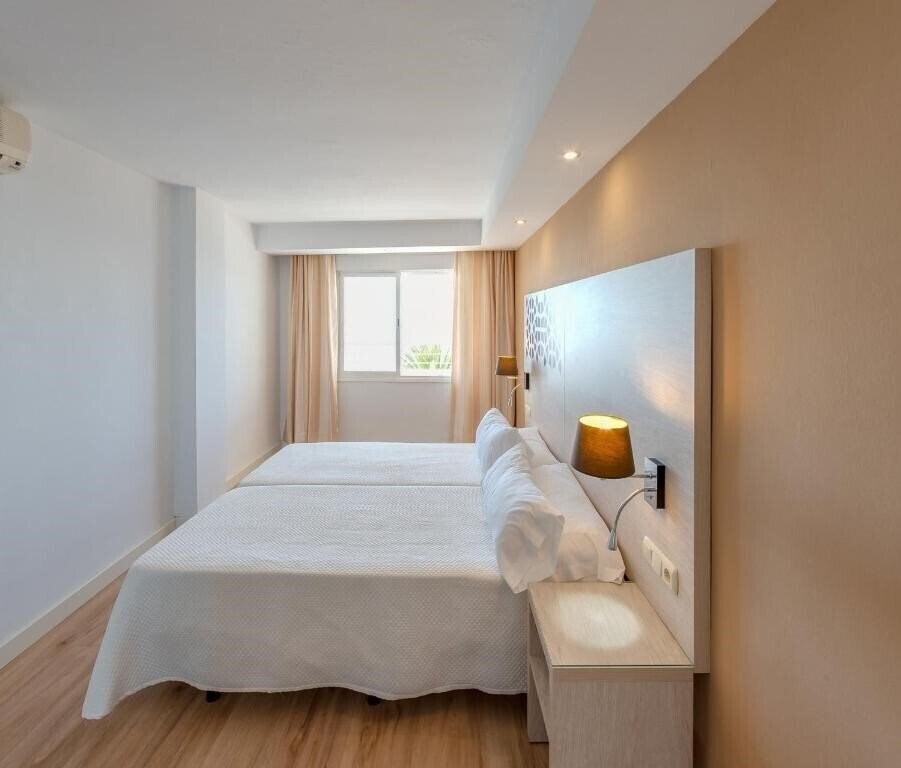 Фото Aparthotel Puerto Azul 3*